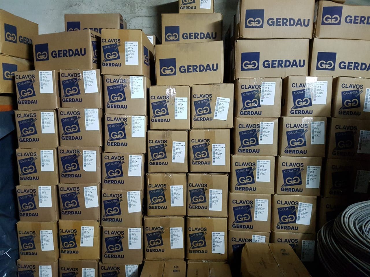 Pared de cajas de clavos Gerdau en el depósito de Uola Herramientas